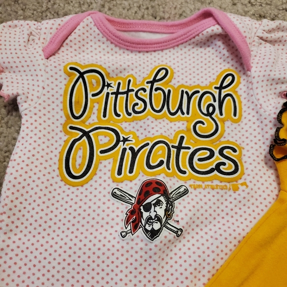 Pittsburgh Pirates onesies. 0-3m - Picture 3 of 4